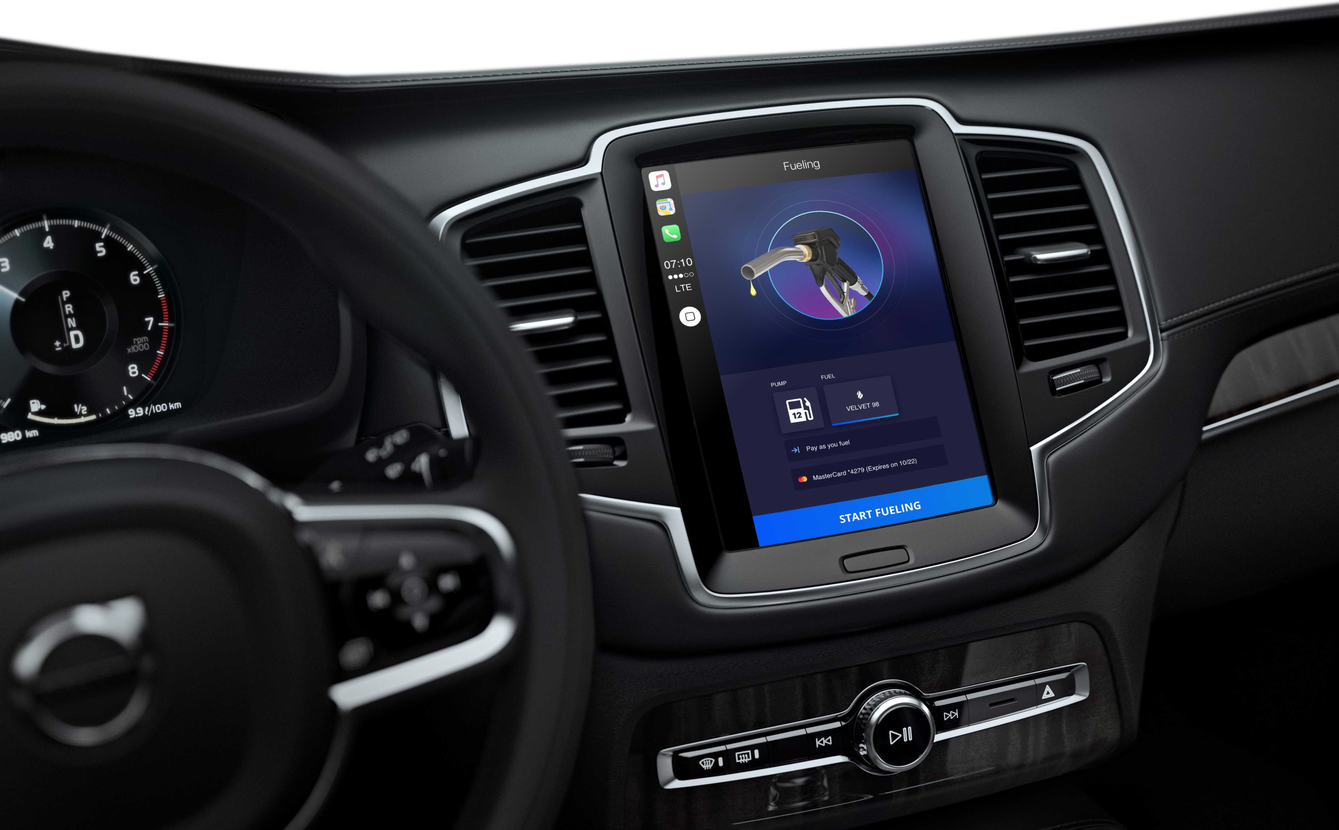 Bilinstrumentpanel med användargränssnitt för appen Car Play för en bensinstationskedja