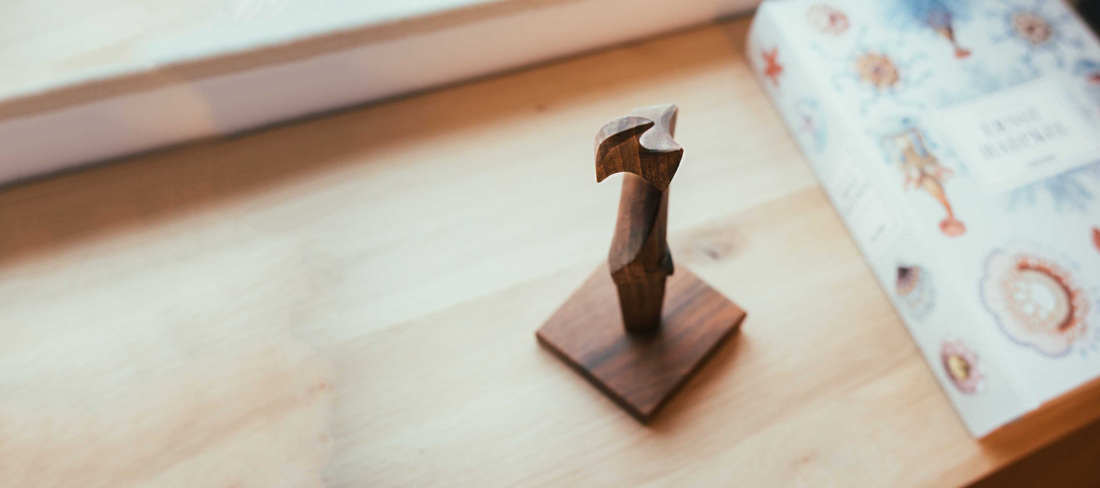 En träfigur på ett skrivbord
