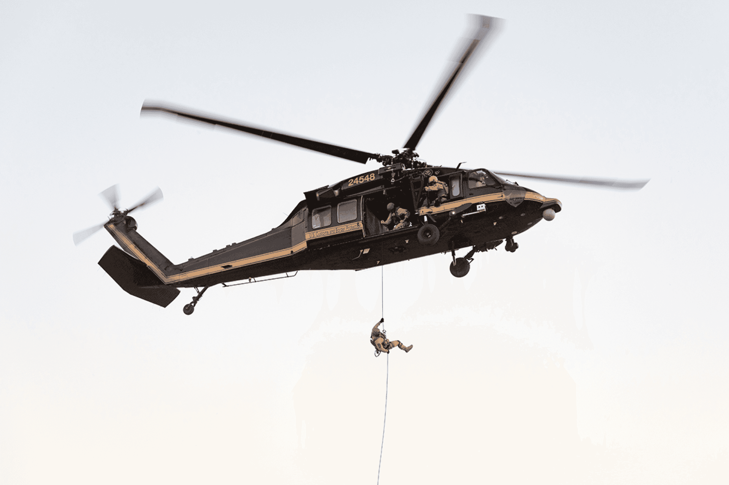 Polisman som kastar sig ut ur helikoptern under en operation med underrättelseprogramvara