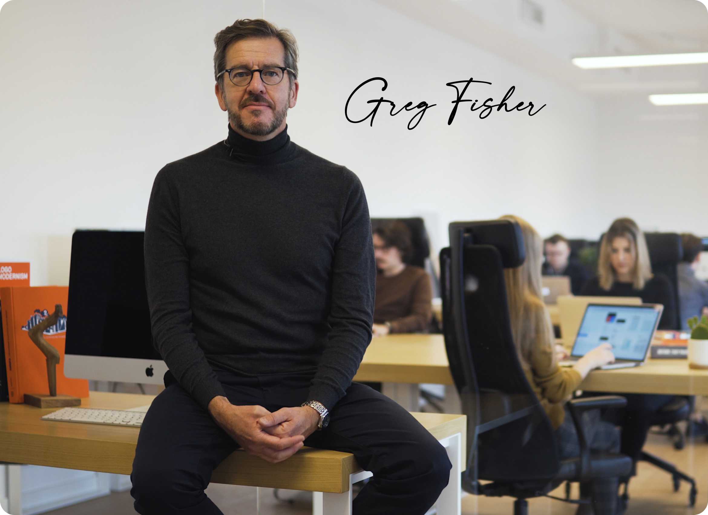 Senior UX-designkonsult sitter på skrivbord kontor GUI designbyrå